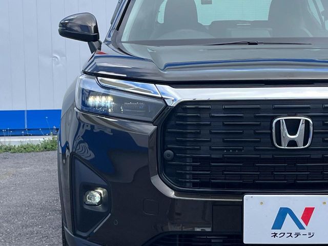 【LEDヘッドライト】悪天候や夜間走行時も良好な視界を確保し安心して運転できる高輝度LEDヘッドライトを装備！点灯速度が早く、消費電力も抑えられています。