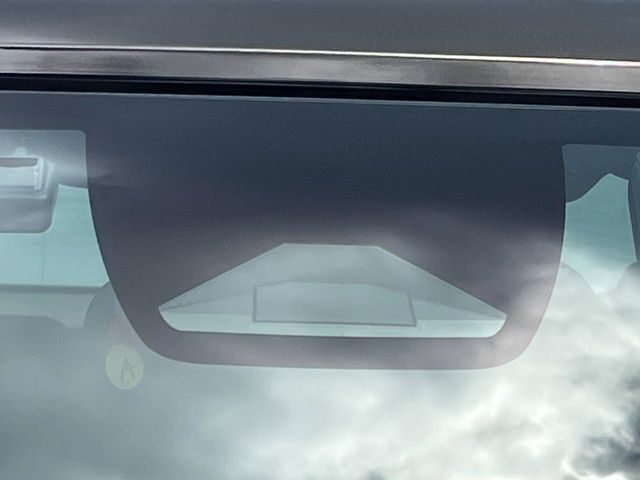 【ホンダセンシング】走行中に前方の車両等を認識し、衝突しそうな時は警報とブレーキで衝突回避と被害軽減をアシスト。より安全にドライブをお楽しみいただけます。