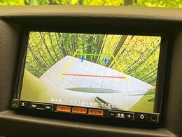 【バックカメラ】駐車時に後方がリアルタイム映像で確認できます。大型商業施設や立体駐車場での駐車時や、夜間のバック時に大活躍！運転スキルに関わらず、今や必須となった装備のひとつです！