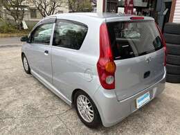 大きな損傷は無く綺麗な状態です。フューエルリッドは鍵で開けます。ミラバンは概ねそういう車です。