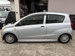 ミラカスタム用のサイドステップ装着されています。元々のサイドシルは凹みがありますが、ステップで隠れています。ドア下に凹みあり。