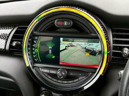 【バックカメラ】装備。後方確認に役立ち、楽々駐車やバックをしていただけます。