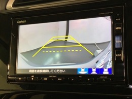 リバースギアに入れるだけで後方の表示へ切り替わります。夜間や雨の日の駐車も楽になりますよ。