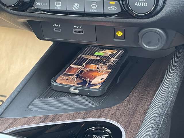 ☆　【ワイヤレス充電】　スマホの充電も置くだけで楽々♪充電ケーブルをつなぐこともなく見た目もスッキリしますね　☆