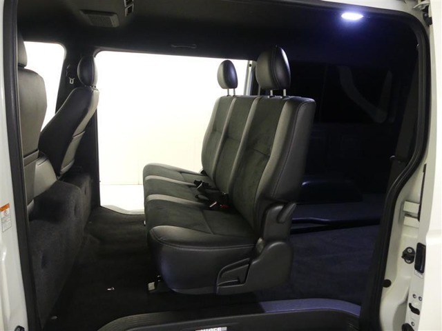ゆとりある広々とした車内空間は、ドライブを始め買い物やレジャーなど、幅広く活躍します。一人でもみんなとでもお出かけを楽しみましょう！