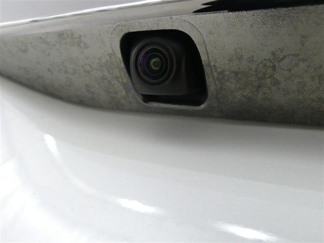 バックカメラが付いているので後方確認が非常にしやすいです。今や運転初心者も熟練者も必須装備！ついていて損はないですね♪