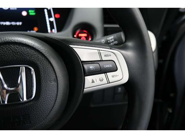 Hondaセンシングの機能のひとつ、アダプティブクルーズコントロール付！アクセルから足を離しても設定したスピードと前車との車間を保ち走行してくれます！車線維持もアシスト☆高速道路で疲労軽減ですね☆