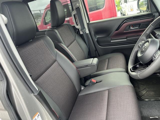 フロントシートはベンチシートです。インパネシフトで足元は広々。運転席と助手席はウォークスルーできます。