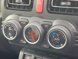 【オートエアコン】一度お好みの温度に設定すれば、車内の温度を検知し風量や温度を自動で調整。暑い…寒い…と何度もスイッチ操作をする必要はありません。快適な車内空間には必須の機能ですね♪