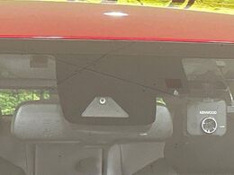 【トヨタセーフティセンス】走行中に前方の車両等を認識し、衝突しそうな時は警報とブレーキで衝突回避と被害軽減をアシスト。より安全にドライブをお楽しみいただけます。