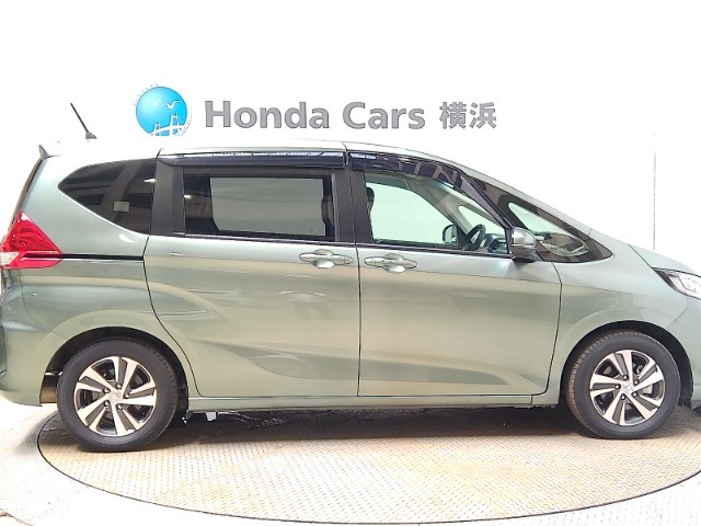 全長426cm、幅169cm、高さ171cmのお車になります。