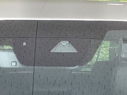 【スマートブレーキサポート】走行中に前方の車両等を認識し、衝突しそうな時は警報とブレーキで衝突回避と被害軽減をアシスト。より安全にドライブをお楽しみいただけます。