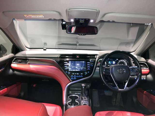 すっきりとしたデザインの運転席周りです。