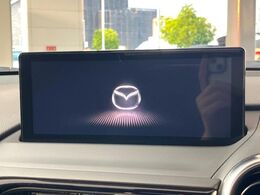 【マツダコネクトナビ】車内の雰囲気にマッチした一体型タイプのナビ。各種車輌設定やBluetooth再生等、様々な機能が楽しめます。直感的なダイヤル操作が可能で、使い勝手も良好です。