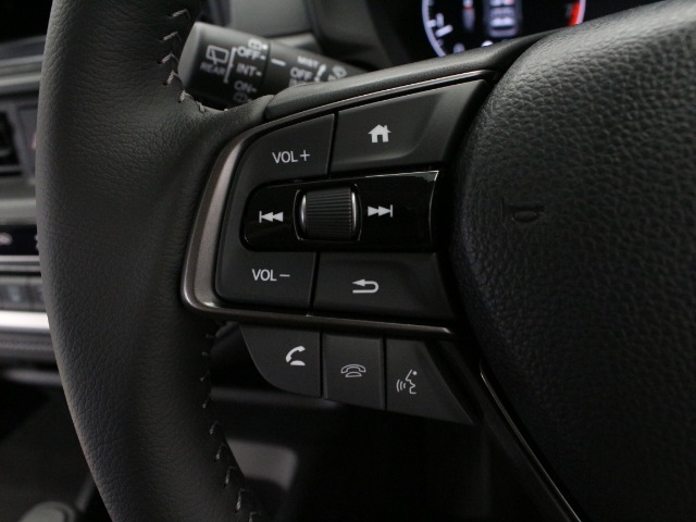 【ステアリモコンスイッチ】ハンドル装備されいるリモコンで運転中にナビゲーションのチャンネルや曲を変えることが出来ます。運転しながらの危険なナビ操作がなくなりますので安心です。
