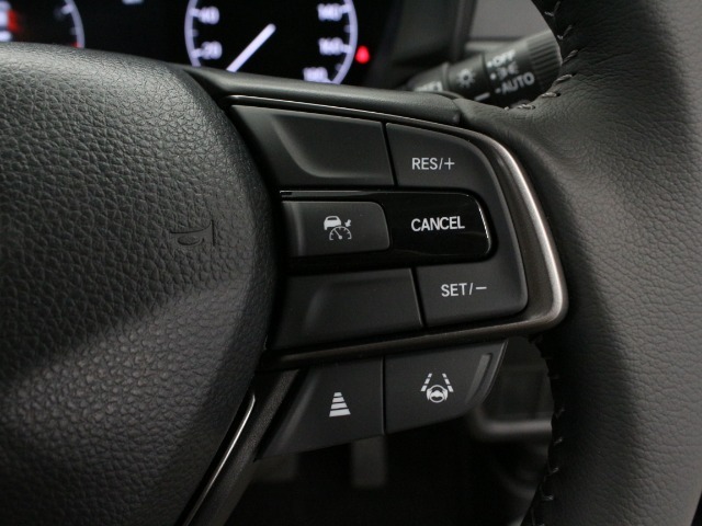 【アダプティブクルーズコントロール】設定した車速内でクルマが自動的に加減速。　前走車との適切な車間距離を維持しながら追従走行し、　ドライバーの運転負荷を軽減します！