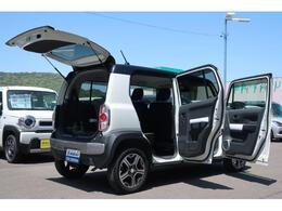 開口部が大きいので乗り降りや荷物の積みおろしがスムーズです。荷室ドアは跳ね上げ式なので雨の日も濡れにくい◎
