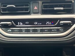 【オートエアコン】一度お好みの温度に設定すれば、車内の温度を検知し風量や温度を自動で調整。暑い…寒い…と何度もスイッチ操作をする必要はありません。快適な車内空間には必須の機能ですね♪