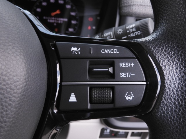 【アダプティブクルーズコントロール】予め設定した車速内でクルマが自動的に加減速。前走車との適切な車間距離を維持しながら追従走行します。【LKAS】車線維持支援システムでステアリング操作を支援。