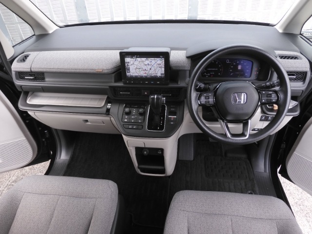 視界広々で非常に運転しやすくロングドライブでも疲れを感じさせないすっきりとまとまったインパネ周りです。