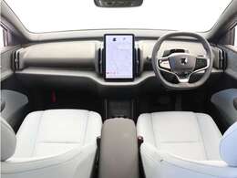 ドライバー・ディスプレイとセンターディスプレイを、12.3インチのタブレットに集約しました。運転操作に必要な情報とよく使う機能のコントロールボタンを、同一画面内にわかりやすく表示させることができます。