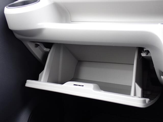 収納たっぷりグローブボックス。