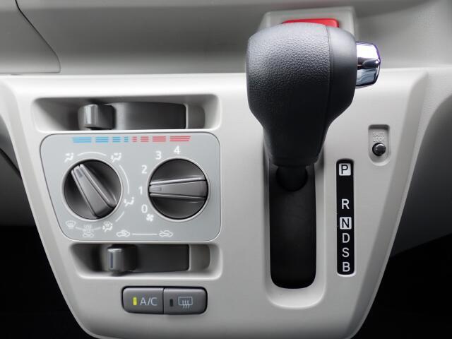 シフトとエアコンです。ダイヤル式のマニュアルエアコンになります。シンプルで使いやすい！