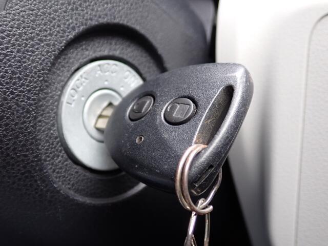 エンジン始動は、キーを差し込むタイプです。