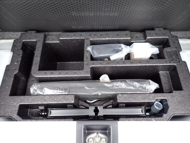 パンク修理キットが付いてます.