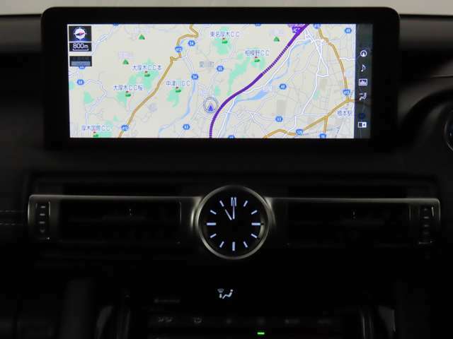 【ナビ】地図画面などをフルスクリーンで表示できるナビゲーションシステム。より精度の高いルート探索や渋滞回避ルートの案内など、快適な運転を支援する情報の入手が可能となります。