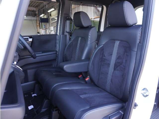 運転席と助手席は足元が繋がっているので自由に行き来しやすいので駐車場が狭いときでも助手席側からスムーズに乗り降りできて便利！