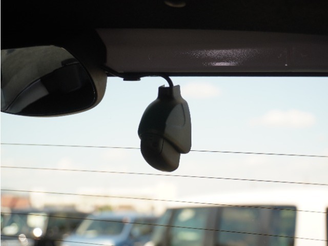 この車にはリアにもドライブレコーダーを装備しております◆映像・音声などを記録する自動車用の装置です。　もしもの事故の際の記録はもちろん、旅行の際の思い出としてドライブの映像を楽しむことができます。