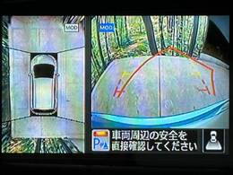 【マルチテレインモニター】車のフロントやサイドのカメラ画像を同時にモニター表示することで、悪路や狭い道を走行時でも周囲の状況確認ができ安心！本格SUVにうれしい装備です♪