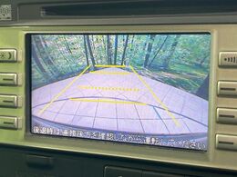 【バックカメラ】駐車時に後方がリアルタイム映像で確認できます。大型商業施設や立体駐車場での駐車時や、夜間のバック時に大活躍！運転スキルに関わらず、今や必須となった装備のひとつです！