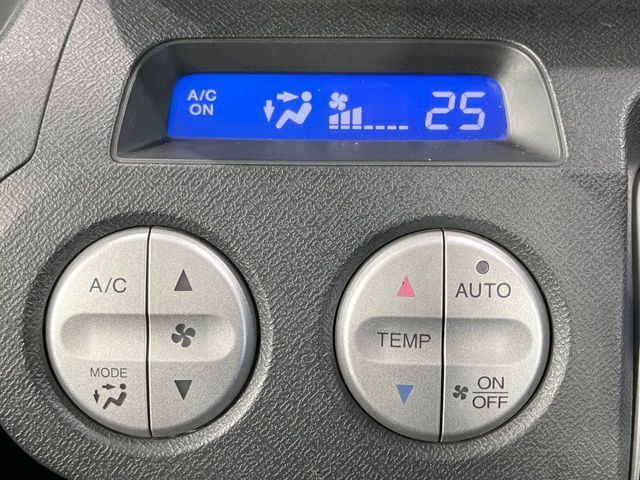 【オートエアコン】一度お好みの温度に設定すれば、車内の温度を検知し風量や温度を自動で調整。暑い…寒い…と何度もスイッチ操作をする必要はありません。快適な車内空間には必須の機能ですね♪