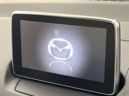 【マツダコネクトナビ】車内の雰囲気にマッチした一体型タイプのナビ。各種車輌設定やBluetooth再生等、様々な機能が楽しめます。直感的なダイヤル操作が可能で、使い勝手も良好です。