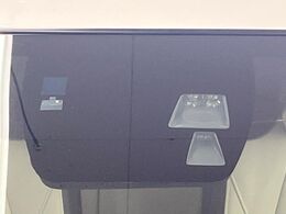 【i-ACTIVESENSE】走行中に前方の車両等を認識し、衝突しそうな時は警報とブレーキで衝突回避と被害軽減をアシスト。より安全にドライブをお楽しみいただけます。