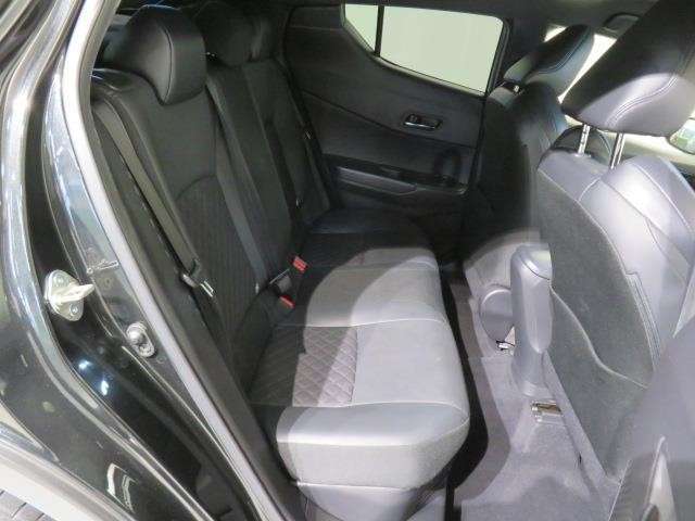 【後部座席】も当然、綺麗・清潔に仕上げております。内装の綺麗なお車は気持ちが良いですし、コンディションのいい車が多いです。これもオススメの1台です。
