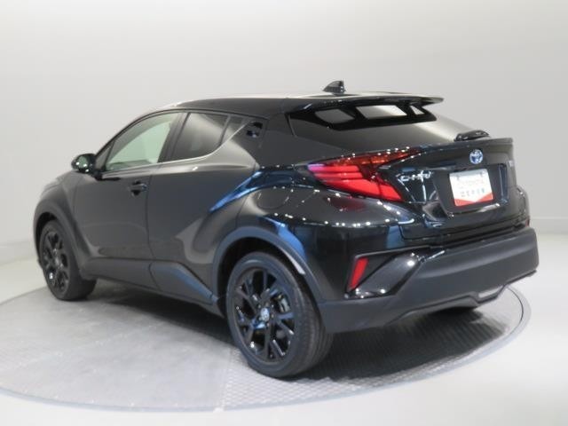 今人気のSUVを中心になんでも揃っている総合店です。「トヨタ認定中古車」のSUVや、ミニバンなどが広々した展示場に並んでいます。是非、お立ち寄りください。