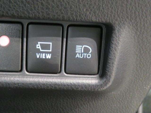 オートマチックハイビームとは、先行車や対向車のライトを認識し、ハイビームとロービームを自動で切り替える機能です。夜道の視界を確保します。詳細は販売店スタッフまでおたずねください。