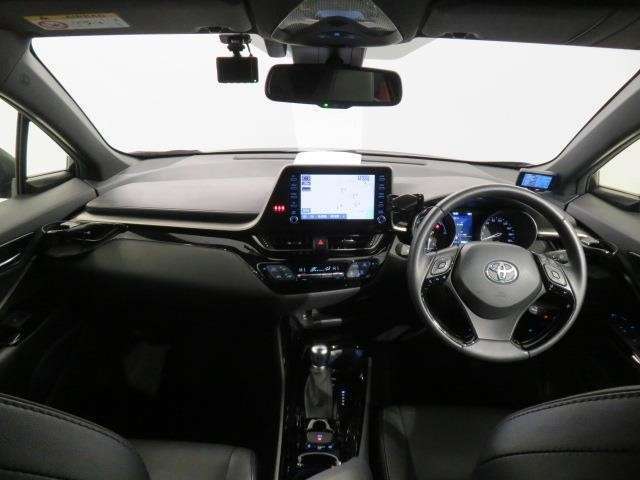 シンプルながら機能性あふれる運転席廻りです。視界性もよく、運転しやすいですよ。