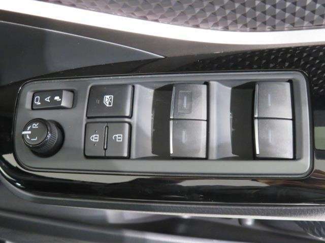 パワーウィンドのスイッチです。運転席に座りながら、助手席や後席の窓を開け閉めできるので大変便利ですよ。