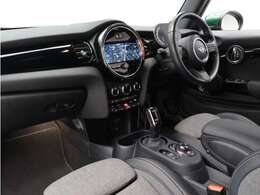 クラシックMINIの特徴を踏襲しつつ、新しいデザインに生まれ変わったインパネまわり