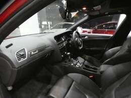 ブラックを基調とした車内にカーボンファイバーデコラティブパネルを組み合わせ、スポーティーなデザインを演出したインテリアです！RS専用装備も多数装備しております！！