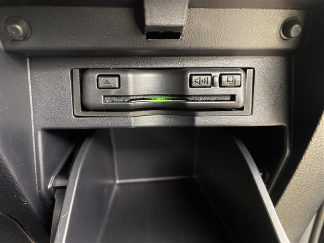 【ETC】有料道路を利用する際に料金所で停止することなく通過できる、ETC車載器（ノンストップ自動料金収受システム機器）が装備されています。セットアップを行うことで利用可能になります。