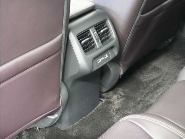 リア席専用のエアコン吹き出し口やUSB充電口も装備されており、みんなで快適ドライブ！