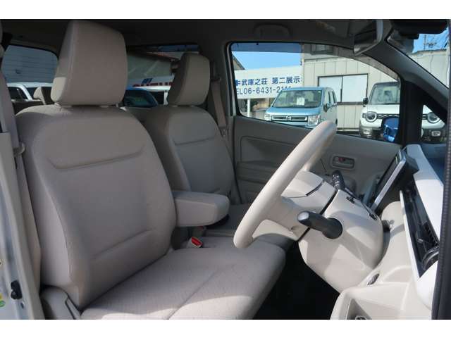 運転席アームレスト付きで長距離ドライブも疲れが軽減♪