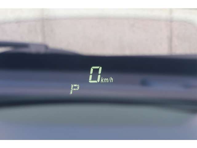 オーバーヘッドコンソールでは自車のスピードやナビの案内など必要な情報をドライバーの目線上に映し出します。