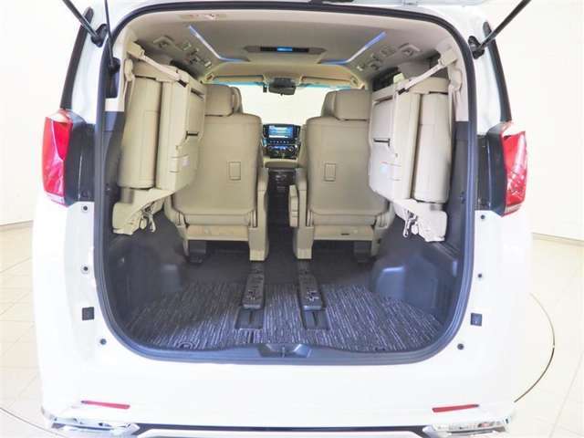 3列目シートは跳ね上げ式で折りたたみ可能です。キャンプ用品など大きな荷物もばっちり収納可能です！