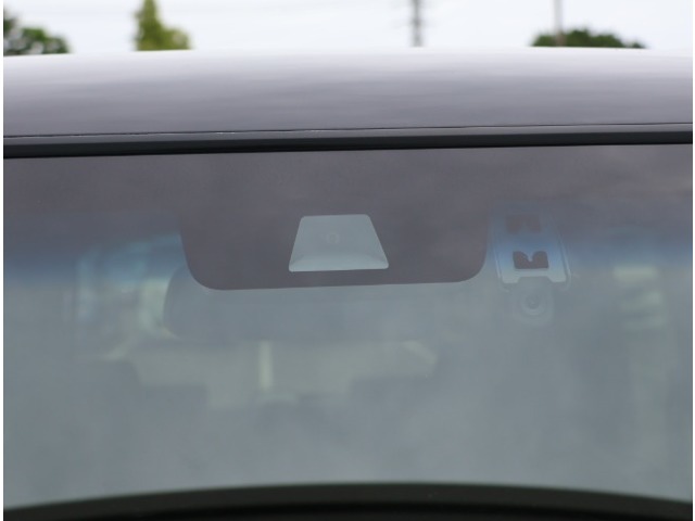 ホンダセンシング機能を支えているフロントカメラ（ドライブレコーダーではございません）！道路状況等を検知してドライバーの安全運転をサポート！※能力には限界があります